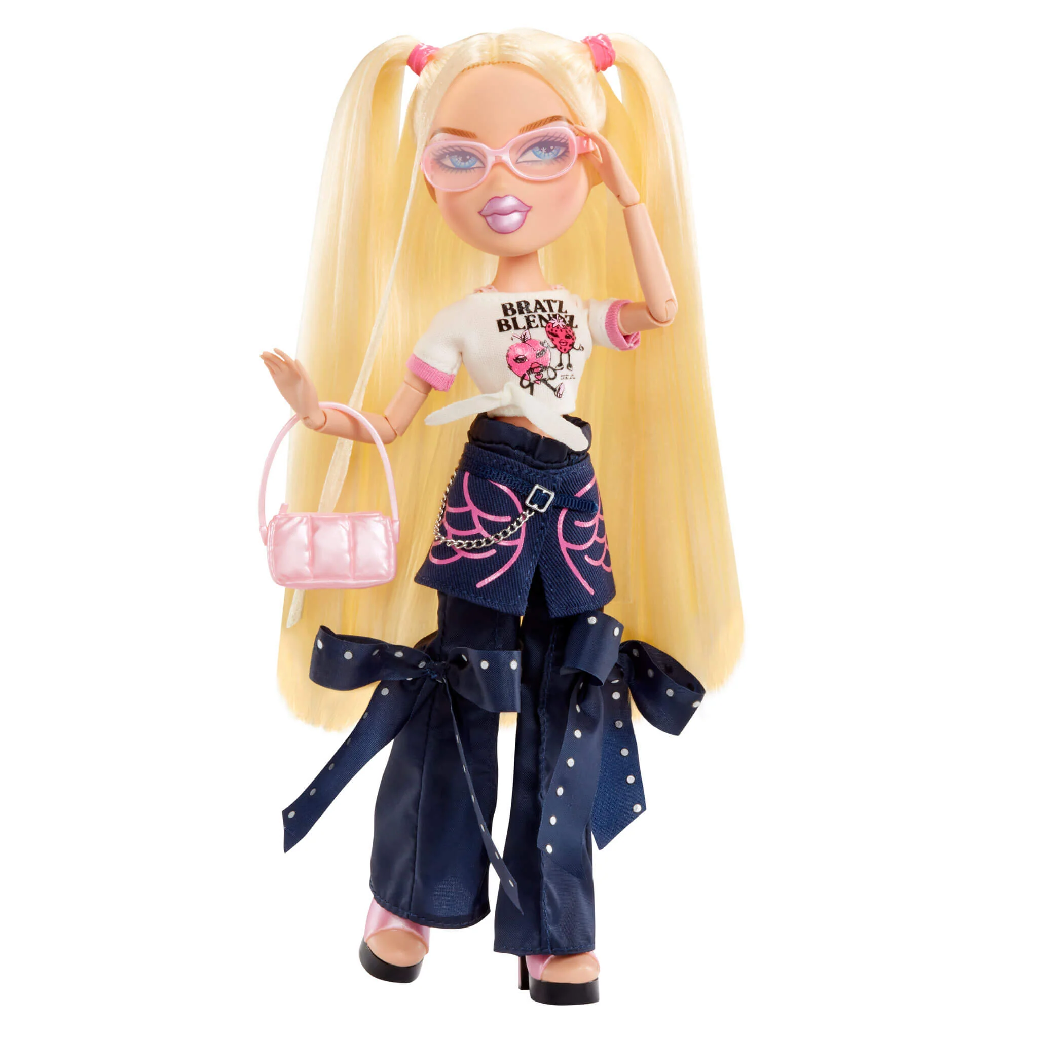Bratz Stylin' Cloe Fashion Doll with Customizable T-Shirt for You and Accessories - Image 4
