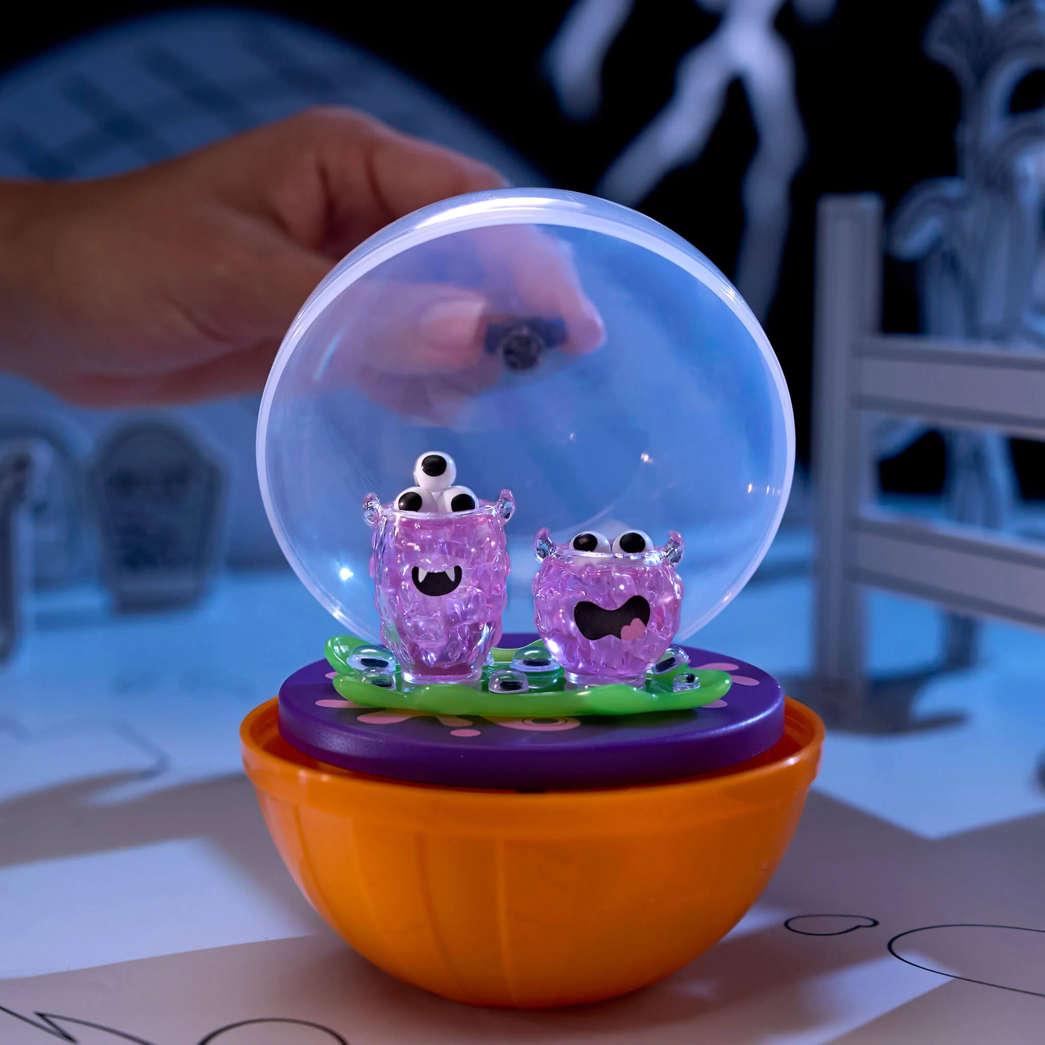 MGA's Miniverse Make It Mini Halloween 2025, Beetlejuice Mini Collectibles - Image 4